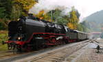 Dieses Bild zeigt, bei nun schon fast sprichwörtlichem  Edelmannschen Fotowetter  (grauer Himmel, Regen) 50 380 mit dem Meininger Sonderzug, unterwegs im Auftrag der Nostalgiereisen Bebra e.V.,