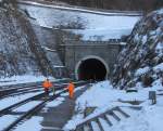 Mit einem mobilen Ultraschallmessgerät wird am 16.12.2013 im Bahnhof Oberhof (Thür) eine Nachkontrolle der Gleise durchgeführt, da Messzug zuvor Fehler entdeckt hat.