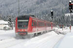 Schneegestöber im Allgäu: VT 612 650 kämpft sich am 28.01.2005 in Oberst durch die Schneeverwehungen am Bahnhof.