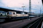 Geschichte: Eine trkis / beige 181er (181 214-8  Mosel ) mit franzsischen Corail-Wagen im Offenburger Hauptbahnhof.