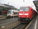 Regionalexpress meets Ortenau-S-Bahn. Zu dieser Begegnung kam es am 25.02.2012 im Bf Offenburg. Whren die OSB links ins franzsische Stasbourg muss, fhrt die 146-237-3 mit Dostos ins schweizerische Basel. 