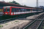 Der mit einem Zusatzantrieb für - noch - stromschienenlose Strecken ausgerüstete DUO-S-Bahn-Triebzug mit Triebkopf 485 114 am 10.06.1994 im Endbahnhof Oranienburg.