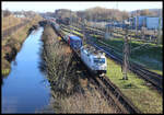 Vectron 193439 hat die Hauptbahngleise verlassen und rollt am 30.11.2024 um 13.19 Uhr links der Hase in den Güterbahnhof Osnabrück Rbf ein.