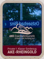 AKE-RHEINGOLD Wagenfenster mit Bahnhofsname des Ostseebades Binz im Bild Hintergrund. - 10.06.2024
