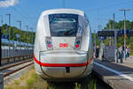 ICE 4 von Köln verspätet ankommend im Ostseebad Binz. - 08.07.2024 - Vom Übergang zum Bahnsteig 3 aufgenommen.