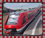 Im Bahnsteigspiegel der Triebwagen SEEBAD UECKERMÜNDE (623526) am Bahnsteig 4a in Pasewalk. - 26.05.2018
