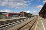 Überbauter Bahnsteigbereich (Gleis 2 und 1) im Bahnhof Pasewalk am 04. Oktober 2024.