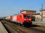 185 399-3  Schenker-Bombardier-399, eine erfolgreiche Partnerschaft mit Zukunft  durchfhrt mit einem Containerzug Passau-Hbf in Richtung sterreich; 130316