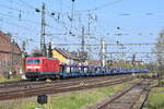 143 346 von Schienen Komplex Logistik angemietet fährt mit einem leeren Autozug durch Peine in Richtung Hannover. Das Bild wurde von der Ladestraße aus gemacht welche öffentlich zugänglich ist.

Peine 21.04.2023