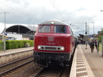 V 160 002 im Bahnhof Peine. Dort wurde der Zug anschließend auf das Gleis der VPS gedrückt, um dann die Weiterfahrt nach Ilsede und Salzgitter-Bad anzutreten. 15.05.2016