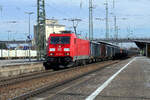 Noch einmal die gepflegte 185 395 der DB Cargo auf Gleis 4 in Plattling, jetzt mit dem ganzen Zug. Der Backsteinbau im Hintergrund ist das ehemalige Stellwerk, welches meines Wissens bis 1998 in Betrieb war. Hinter der Lokomotive ragt das ehemalige Lagerhaus auf - für mich ein Wahrzeichen des Bahnhofs Plattling. 24.02.2022