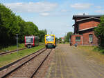 Einfahrt der RB74 (VT 504 001, HANS), stehend RB19 (VT 650.66, ODEG), beobachtet von Fahrgästen und Fahrpersonal in Plau am See.

Plau am See, der 09.05.2024