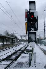 Potsdam Park Sanssouci mit teilweise zugeschneitem Ks-Signal P 622 am durchgehenden Hauptgleis Magdeburg - Berlin. Die 1200er Weiche wird im abzweigenden Strang mit 140 km/h befahren und liegt abgezunt am Bahnsteig. 