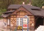 Empfangsgebude des ehemaligen Bahnhofes Wildpark (Kaiserbahnhof Potsdam), 1868 errichtet als Zugang zu den Bahnsteigen. Das Gebude steht unter Denkmalschutz. Bis zur Einweihung des wieder errichteten Kaiserbahnhofes im Mai 2005 will der Bahnchef Mehdorn es ersatzlos abrumen lassen. Es steht keine 100 m vor der neuen Managerakademie der Bahn und ist ihm deshalb ein Dorn im Auge. Es lohnt sich also, vorher noch einmal vorbeizuschauen - es knnte trotz Denkmalschutz bald verschwunden sein, whrend die verkommenen Stellwerksruinen entlang der Hauptstrecken stehen bleiben drfen. Aufnahme aus 2003
Siehe auch: http://www.w-schlegel.de/Kaiserbahnhof/kaiserbahnhof.htm#Mehdorn