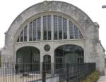 Westportal des Kaiserbahnhofs in Potsdam Park Sanssouci am 19.4.2005, erstmals ohne Bauzaun. Hinter der rechten Glaswand erkennt man bei genauerem Hinsehen einen in Noppenfolie eingepackten historischen Reisezugwagen.
