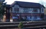 Das ehemalige Befehlsstellwerk Bahnhof Wildpark. Es steht fast gegenber, jedenfalls in Sichtweite, des wiedererrichteten Kaiserbahnhofes. Letzterer soll mit groem Pomp im Mai oder Juni 2005 in Anwesenheit von Bundeskanzler und Bahnchef eingeweiht werden. Whrend der Bahnchef den Abri des denkmalgeschtzten Empfangsgebudes durch die Stadt Potsdam fordert, bleiben die Ruinen entlang der Magistrale unangetastet.