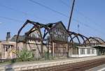 03.8.2003 Bahnhof Potsdam Park Sanssouci, frher Wildpark. Der Abri des alten Kaiserbahnhofes hat begonnen. Der Wellblechbau beherbergt den alten Zugang vom Bahnsteig zum Kaiserbahnhof. Auch er wird restauriert. Ende Mai/Juni 2005 soll die Einweihung durch den Bundeskanzler erfolgen.