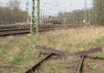 Schwellenkreuz als provisorischer Gleisabschlu in Potsdam Wildpark. Im Hintergrund Z-gestellte Gterwagen.