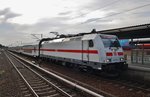 146 563-2 erreicht am Morgen des 30.7.2016 mit dem IC2432  Ostfriesland  von Cottbus nach Norddeich Mole den Potsdamer Hauptbahnhof.