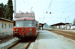 20.08.1983: Zug der Chiemgaubahn (DB) nach Aschau, Uerdinger Schienenbus auf den Gleisen der Nebenbahn vor dem DB-Bahnhof von Prien 