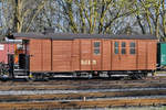 Ein Gepäckwagen in der Bemalung der Rügenschen Kleinbahn. (Bahnhof Putbus, April 2019)