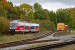 Triebwagen 642 629 der Erzgebirgsbahn auf der Press-Strecke  ist in den herbstlichen Bahnhof Putbus eingefahren. - 24.10.2020
