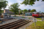 Am Bahnübergang in Putbus warten zwei Press Mitarbeiter und die Bahnhofskatze im gemütlichem Ambiente auf den Einsatz Historischer Fahrzeuge an diesem Wochenende.