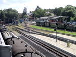 Eine Übersicht über die Bahnhofsgleise von Normal-und Schmalspurbahn in Putbus,hat man von der neuerichteten Plattform auf dem Dach der neuen Wagenhalle.Aufgenommen am 24.Juli 2024.