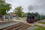 Der Rasende Roland mit der Lok 99 4011 auf dem Bahnübergang in Putbus mit seinem interessant gestalteten Relaishäuschen.