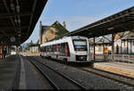 1648 924-6 (Alstom Coradia LINT 41) wartet im Bahnhof Quedlinburg auf Gleis 1 die planmäßige Kreuzung mit dem Gegenzug nach Magdeburg Hbf ab, der sich - wer wirklich sehr genau hinsieht - schon im Hintergrund ankündigt.

🧰 Abellio Rail Mitteldeutschland GmbH
🚝 RE 80500 (RE11) Magdeburg Hbf–Thale Hbf
🚩 Bahnstrecke Magdeburg–Thale (KBS 315)
🕓 25.8.2021 | 10:29 Uhr