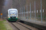 Am Lampenmastspalier des stillgelegten Bahnsteiges Neukirch(Lausitz)West fährt hier   642 826 vorbei.Der rechte Bahnsteig wurde  früher bei Zugkreuzungen und zum Umsteigen in die Züge