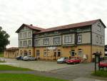 04.09.2010, Bahnhof Eisfeld in Thüringen, Straßenseite. Hier begann meine Bahnfahrt nach Meiningen zu den XIV. Dampfloktagen. 