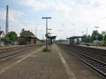 Der Bahnhof von Biblis hier halten in Stunde nur 4 Zge dafr rassen hier in einer Stunde etwa 5 - 10 ICEs oder Gterzge durch.