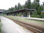 Blick auf den Bahnsteigbereich von Hinterzarten mit Blick auf Gleis 1 und 2