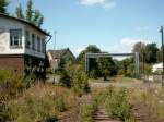 stillgelegt in Dbern (bei Forst / Lausitz) das Wrterstellwerk mit Blick in Ri Forst