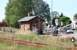 Bf. Neustadt Glewe Schrankenwrter bei der Arbeit kurz vor dem Umbau des berweges. Mit Zustimmung vom freundlichen Schrankenwrter. 09/2006