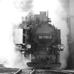 Die Schmalspur-Dampflokomotive 99 1789-9 neben dem Heizhaus am Bahnhof Radebeul-Ost. (April 2014)