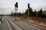   Entschuldigen, hlt hier der Zug in Ktschenbroda...  , ja , denn  das ist der 
Interimsbahnsteig 1 , Sdgleis in Radebeul West.
Die Abbauarbeiten des alten Nordgleises haben bereits begonnen , als  der
Fotograf am 27.02.2012 um ca. 14:33 Uhr auf die S-Bahn der Linie S 1 nach Dresden wartet, die in wenigen Minuten am linken Gleis einfahren wird.