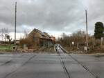 Bahnübergang am Nordkopf des Bahnhofs Rahden. Links die tote Strecke nach Sulingen - Bassum, rechts die noch im Museumsbetrieb bis Uchte betriebene Strecke nach Nienburg. 10.01.2025