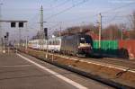 ES 64 U2-072 (182 572-8) MRCE Dispolok GmbH für DB Fernverkehr AG mit dem EC 249  WAWEL  von Hamburg Hbf nach Wroclaw Glowny, bei der Durchfahrt in Rathenow. 25.02.2014