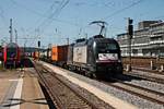 Am 26.08.2015 fuhr MRCE/boxXpress.de ES 64 U2-071 (182 571-0)  EUROGATE Intermodal  mit einem Containerzug durch den Hauptbahnhof von Regensburg in Richtung Süden.