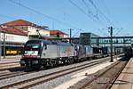 Durchfahrt am 26.08.2015 von MRCE/TXL ES 64 U2-029 (182 529-8)  TX Logistik  zusammen mit MRCE/TXL ES 64 U2-067 (182 567-8)  ETCS Trainguard  und einem KLV in Regensburg Hbf in Richtung Norden.