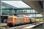 Orange, grau und gelb.
Diese 3 Farben dominierten am 22.8.14 gegen 14:17 Uhr in Regensburg das Güterdurchfahrtsgleis in Richtung Nürnberg.
Ein RTS Gespann, bestehend aus 2016 + 183 + 2016 + Bauzug durchfuhren den Hauptbahnhof. 