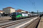 Mit einem Autozug fuhr am 26.08.2015 die ELL/RTB 193 230 über Gleis 6 durhc den Regensburger Hauptbahnhof in Richtung Norden.