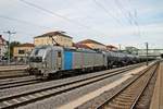 Durchfahrt über Gleis 6 am 27.08.2015 von Railpool/VTG Rail 193 811-7 mit einem Kesselzug, wo noch am Zugschluss Fabrikneue On Rail Coilwagen hingen, durch den hauptbahnhof von Regensburg gen