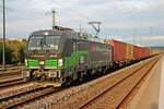 Mit einem Containerzug (Hamburg Waltershof - Regensburg Ost) fuhr in der Morgensonne des 28.08.2015 die ELL/SBB Cargo 193 209 durch den Hauptbahnhof von Regensburg in Richtung Zielbahnhof.