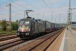 Einfahrt am 28.08.2015 von MRCE/TXL ES 64 U2-010 (182 510-8)  TX Logistik AG  mit einem  LKW Walter -KLV in Regensburg Hbf in Richtung Süden.