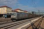 Durchfahrt am Abend des 28.08.2015 von TXL 185 539-4 mit einem  ARS Altmann -Autozug über Gleis 6 durch den Regensburger Hauptbahnhof in Richtung Norden.