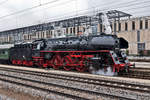 Die Schnellzugsdampflokomotive 01 0509-8 kurz nach nach der Ankunft mit ihrem Sonderzug aus Chemnitz Hbf im Bahnhof Regensburg.Bild 2.12.2017