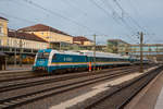 183 002 mit dem ALX 84112 von München nach Hof beim Halt in Regensburg Hbf, 04.03.2017